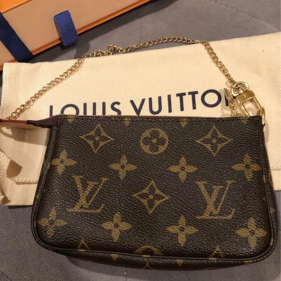 ⭐SOLD⭐ Louis Vuitton Monogram Mini Pochette - Picture 2 of 8
